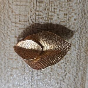 Vintage Signed AMWAY Gold Tone Brushed Leaves Brooch Pin necklace pendant
